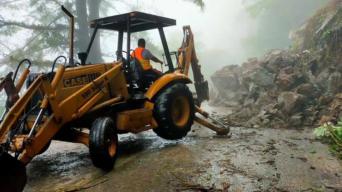 A cinco días de haberse registrado un deslizamiento de ladera a la altura del km 27 de la estatal Tlatlauquitepec-Mazatepec, aún continúan los trabajos